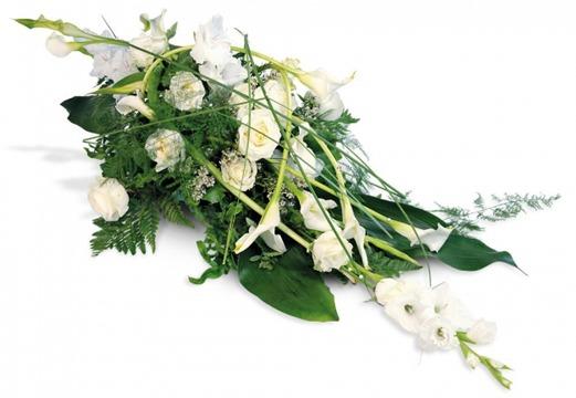 En vakker bukett med hvite blomster, inkludert roser og gladioler, omkranset av grønt bladverk.