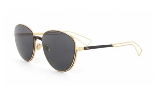 Sorte solbriller med gullramme og elegant design, perfekt for solfylte dager.