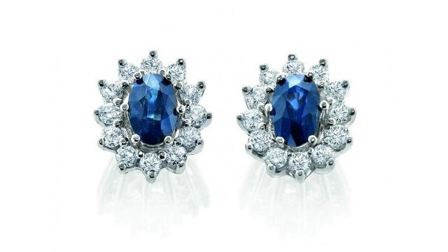 Smaraggrønne øredobber med diamanter i en elegant design, perfekt for spesielle anledninger.