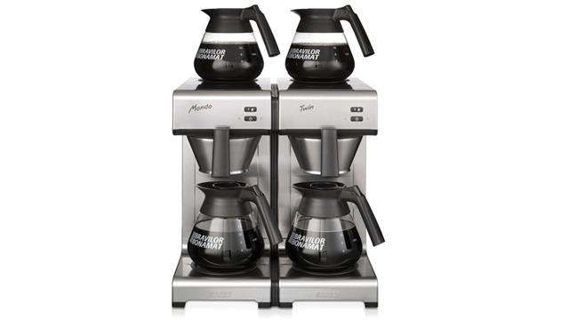Kaffemaskin med to bryggere og fire kaffekanner i svart og sølvfarge.