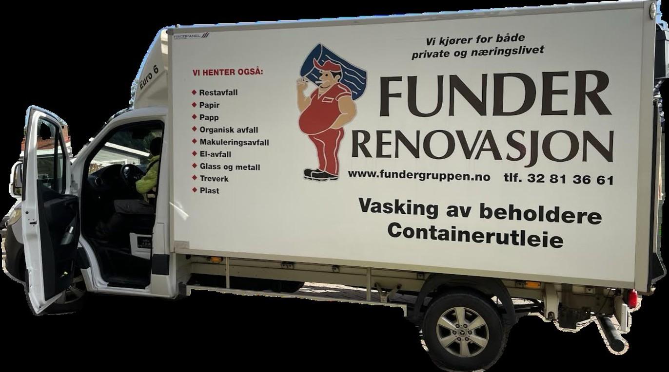 En hvit varebil med teksten "Funder Renovasjon" og informasjon om tjenester som vask av beholdere.