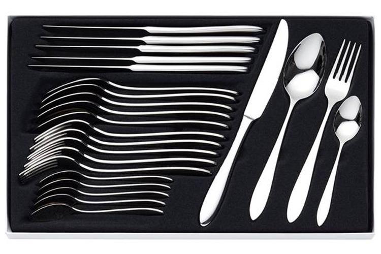 Bestikksett med kniver, gafler og skjeer i en elegant eske.