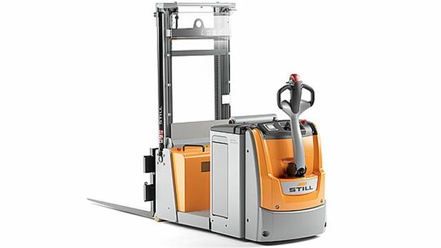 En elektrisk palletruck med oransje og grå design, brukt til materialhåndtering i lager.