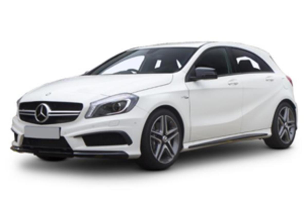 En hvit Mercedes-Benz A-klasse med sporty design og aluminiumsfelger.