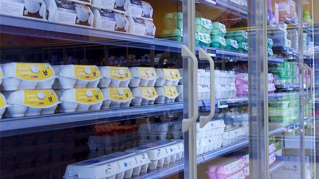 Egg i forskjellige pakker i et kjøleskap i en matbutikk.
