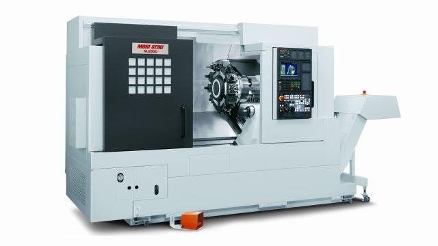 En moderne CNC-dreiebenk med digitalt kontrollpanel og synlig arbeidsområde for metallbearbeiding.