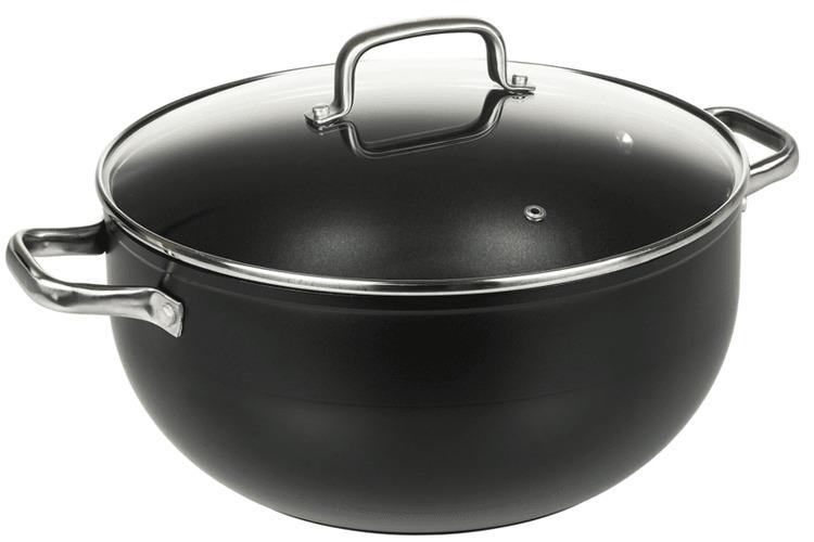 Stor svart kjele med glasslokk og metallhåndtak, perfekt for matlaging og servering.