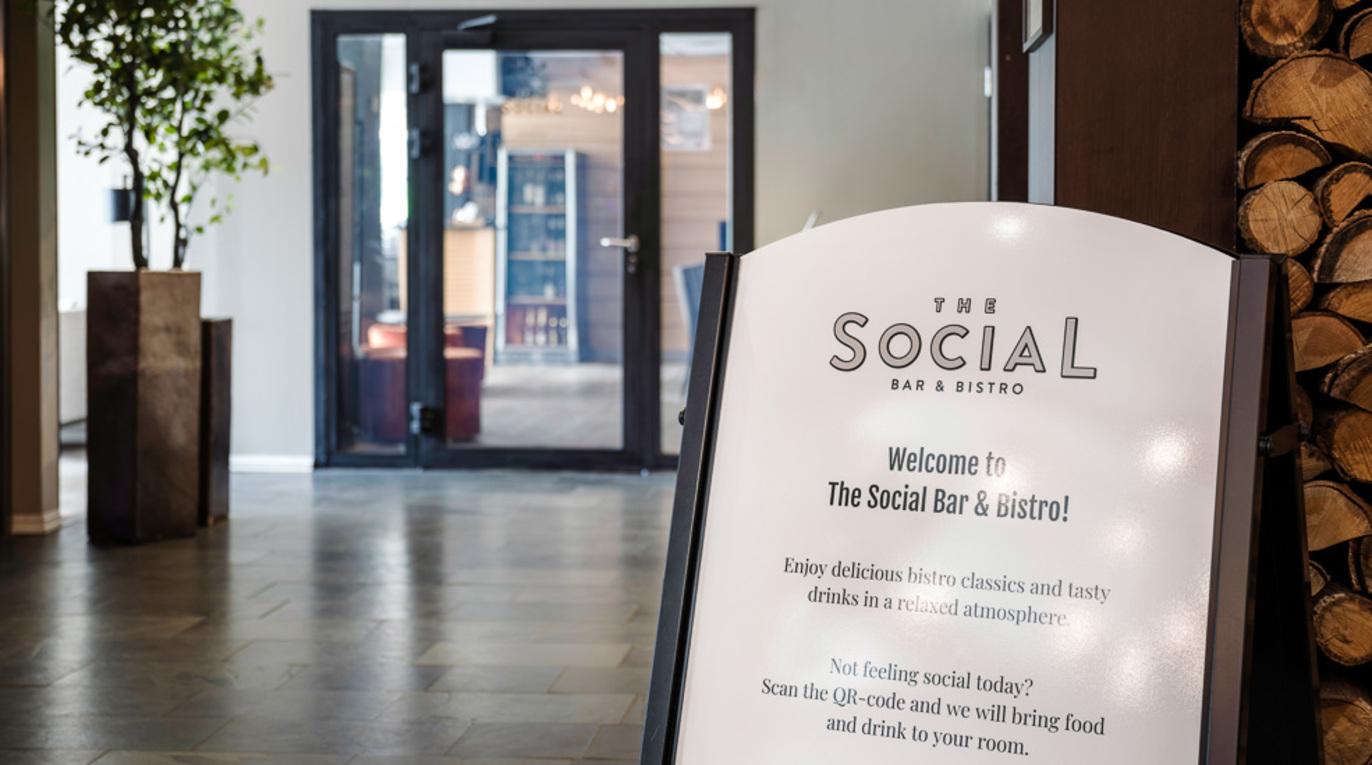 Velkommen til The Social Bar & Bistro, med informasjon om menyer og åpningstider. Moderne interiør med treverk.