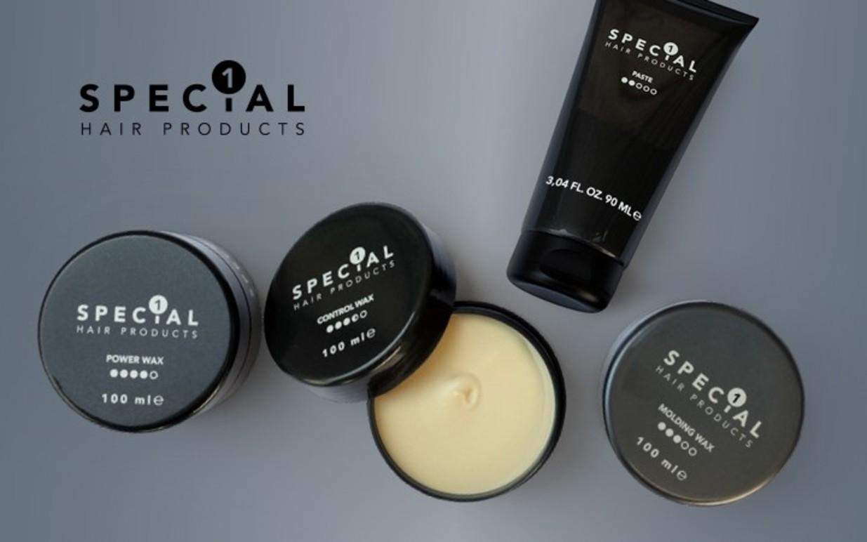 Fire hårprodukter fra Special, inkludert pomade og krem, med moderne emballasje på en grå bakgrunn.