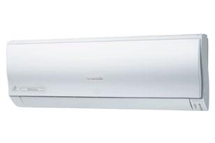 Veggmontert klimaanlegg i hvit farge med moderne design og kontrollpanel.