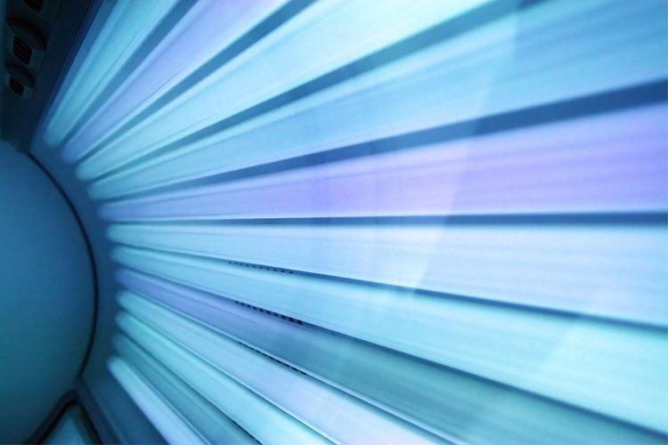Lysrør i en solarium med blå og lilla striper som skaper et moderne utseende.