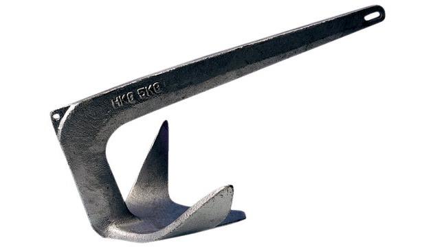 En stor båtanker laget av metall, designet for å holde båter på plass i vannet.