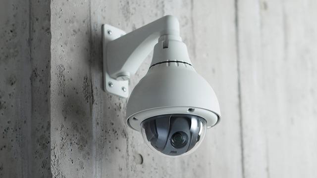 Overvåkningskamera montert på en betongvegg, designet for sikkerhet og overvåkning.