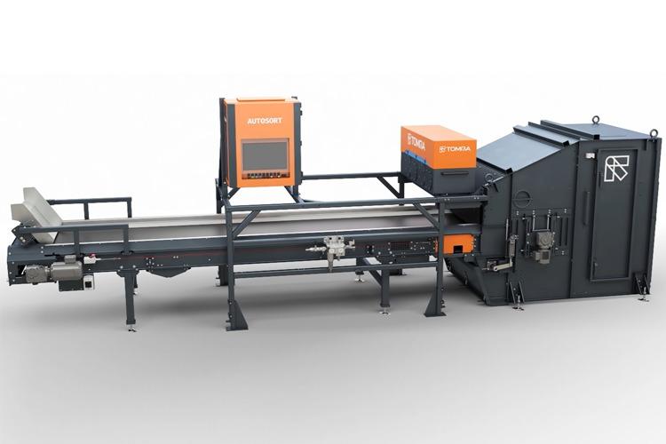 En industriell maskin med transportbånd og kontrollpanel for automatisert produksjon.