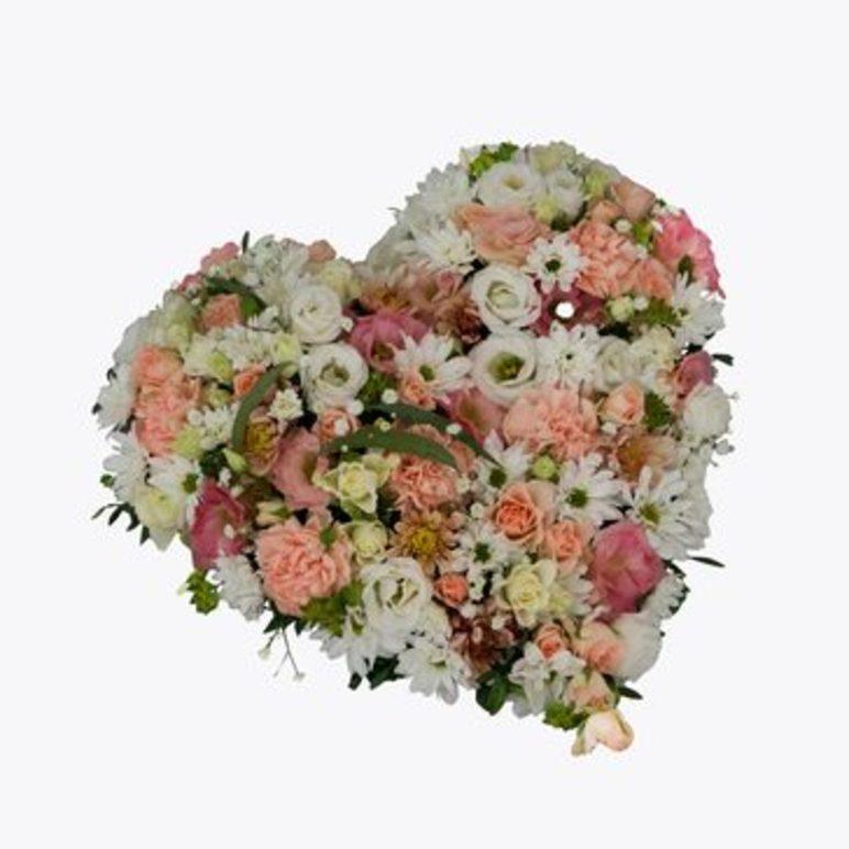 En hjerteformet bukett med fargerike blomster som roser, nelliker og tusenfryd.