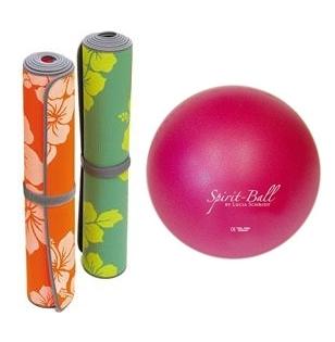 To yogamatter i forskjellige farger og en rosa treningsball ved siden av.