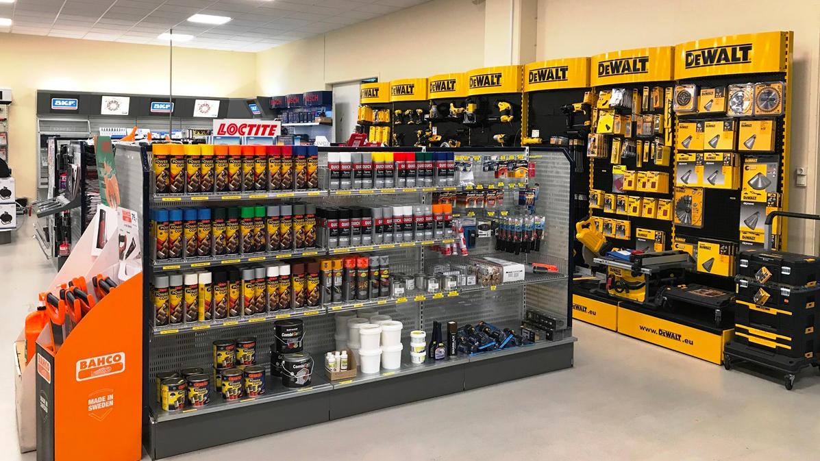 Butikkinnredning med hyller fylt med verktøy og tilbehør fra Dewalt og andre merker.