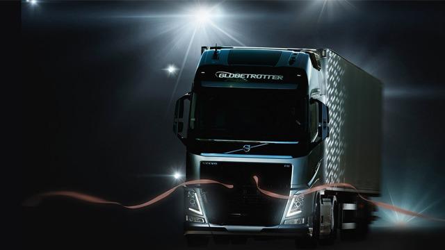 En moderne lastebil med glitrende lys i bakgrunnen, designet for effektiv transport.