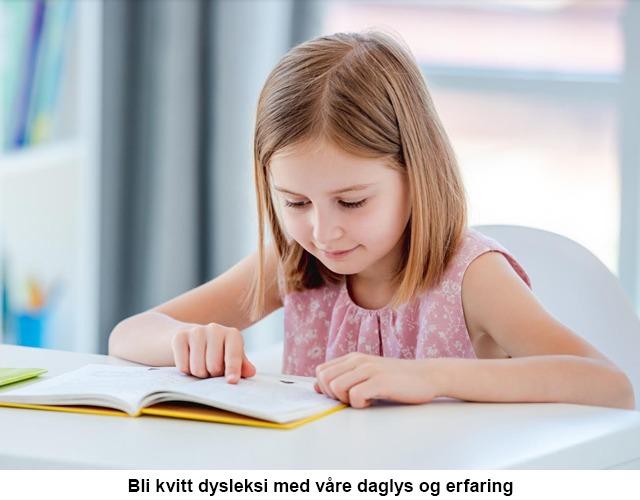 Jente som leser en bok ved et bord, fokusert og interessert i innholdet.