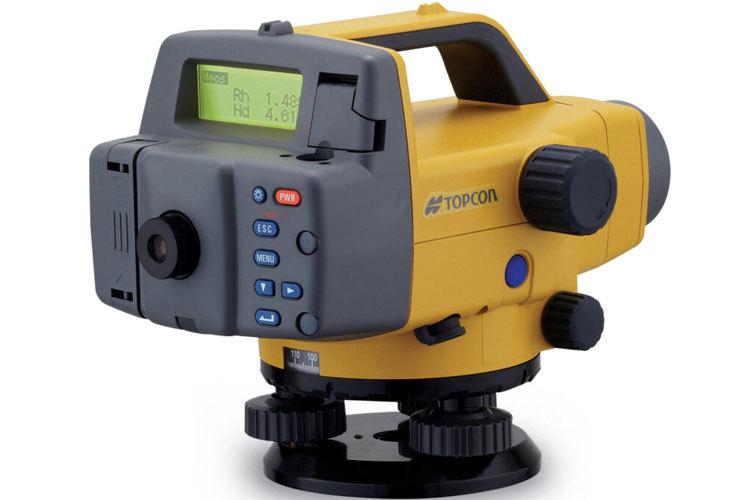 Nivelleringsinstrument fra Topcon med digital skjerm og justerbare kontroller.