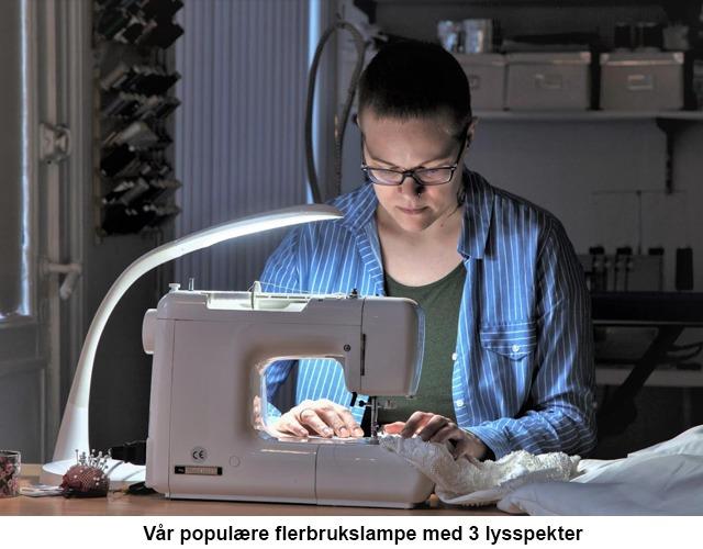 Kvinne som syr ved en symaskin med en flerbrukslampe som har tre lysstyrker.