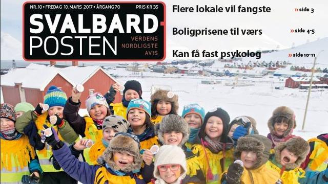 Barn i fargerike klær smiler og poserer på forsiden av Svalbard Posten, med snødekte fjell i bakgrunnen.