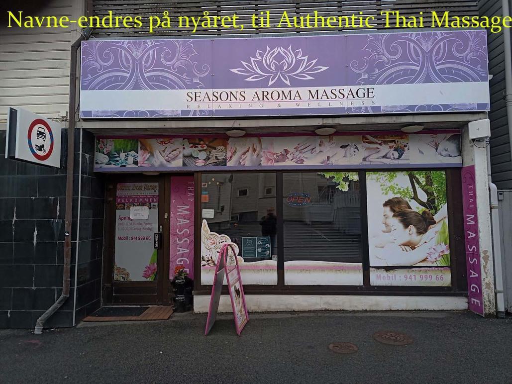 En butikkfasade med skilt for "Seasons Aroma Massage" og bilder av massasje og velvære.