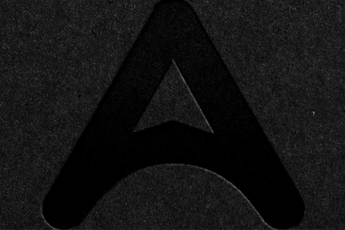 En svart logo med en stilisert bokstav A i form av en buet trekant.