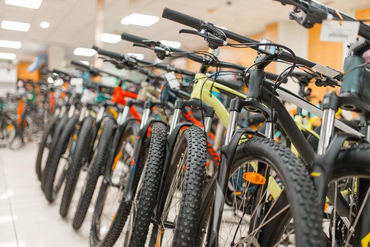 En rekke mountainbikes utstilt i en butikk, med fokus på de solide dekkene og rammefargene.