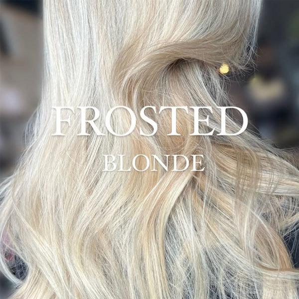 En vakker frisyre med frostet blondt hår som faller i bølger.