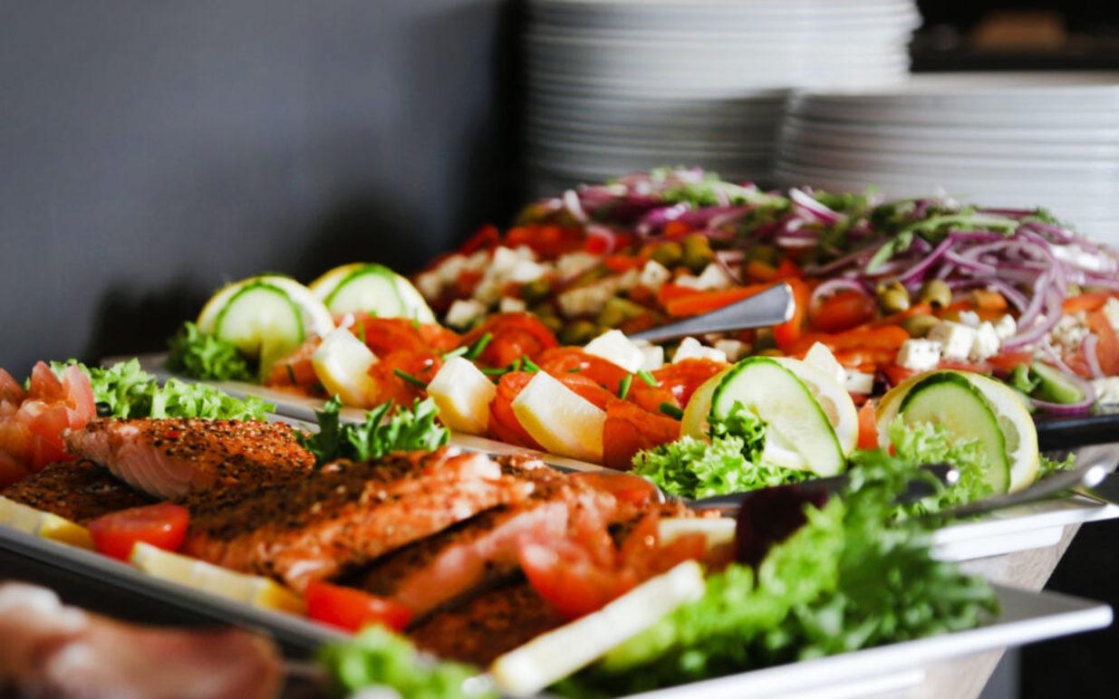 Et variert buffetbord med laks, grønnsaker, salat og friske ingredienser.