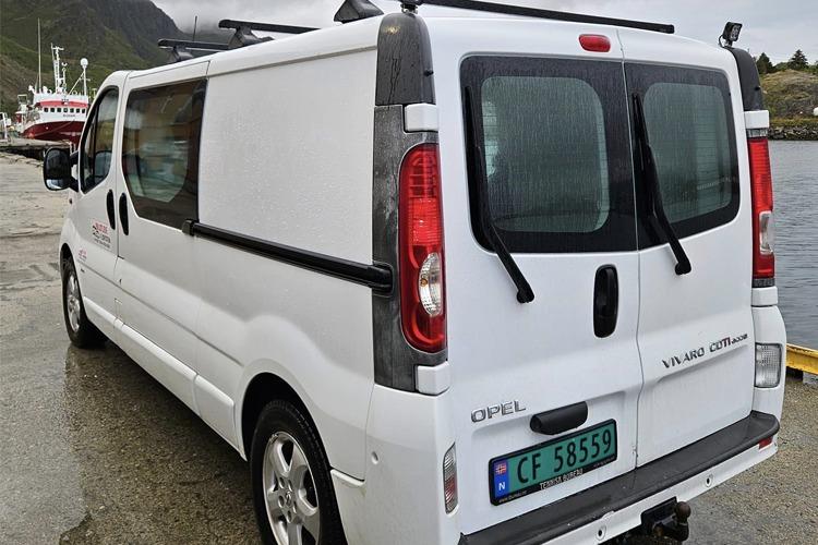 En hvit varebil fra Opel parkert ved havnen, med registreringsnummer CF 58559.