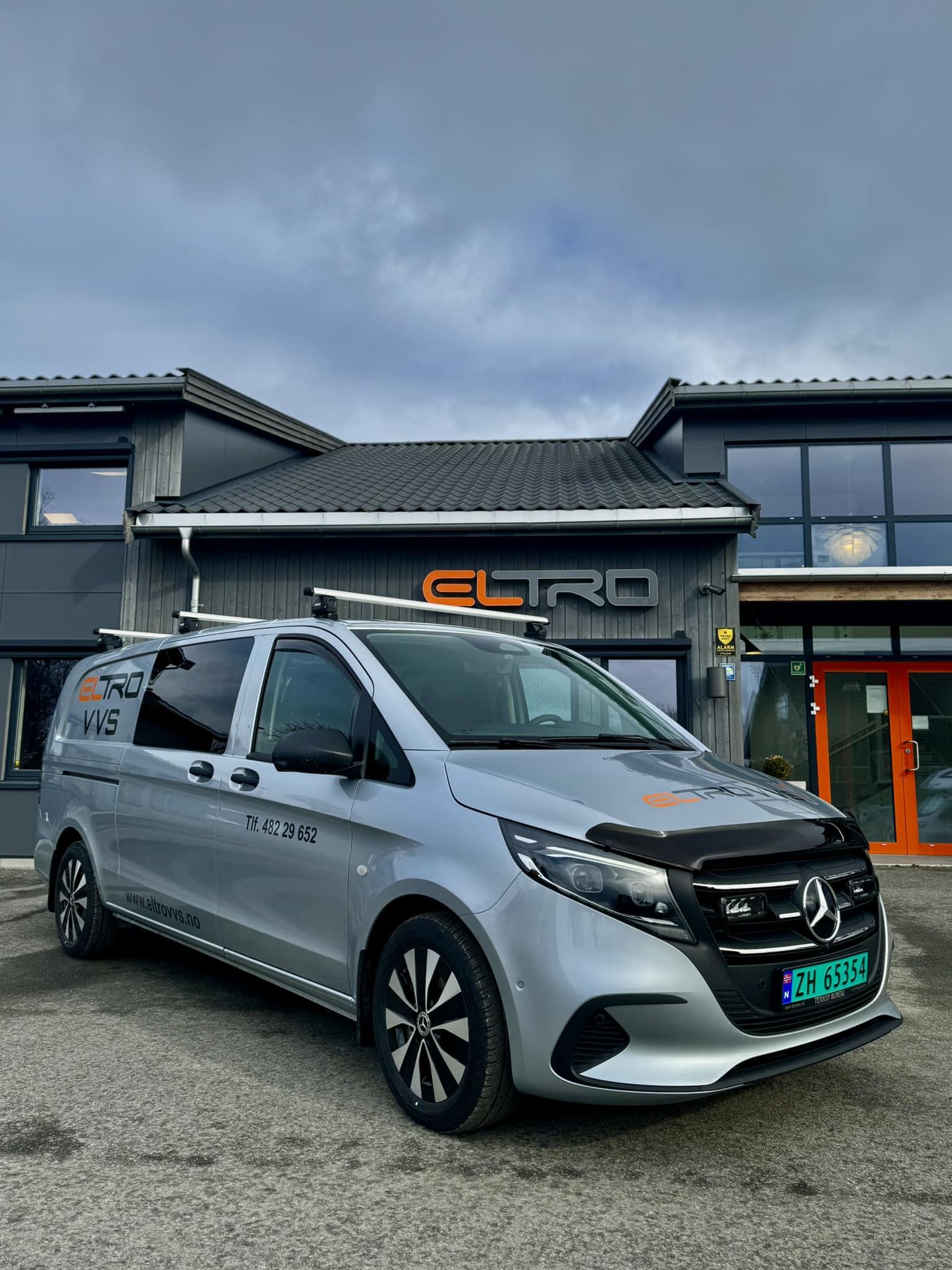 En sølvfarget Mercedes varebil parkert foran en moderne bygning med ELTRØ-logo.