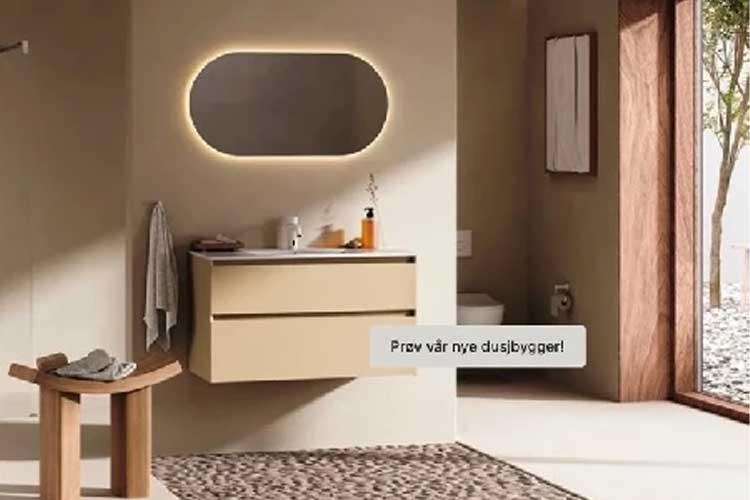 Moderne bad med lysende speil, beige skap, trebenk og naturlig lys fra vinduet.