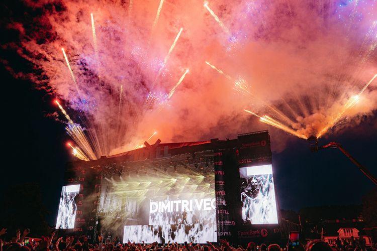 Konsert med fyrverkeri og lys på scenen, med bandet Dmitrives som spiller for et stort publikum.