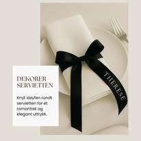 Dekorert serviett med svart sløyfe på en tallerken, gir et romantisk og elegant uttrykk.