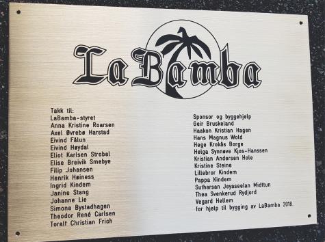 Tavle med teksten "La Bamba" og en liste over sponsorer og bidragsytere til arrangementet i 2008.