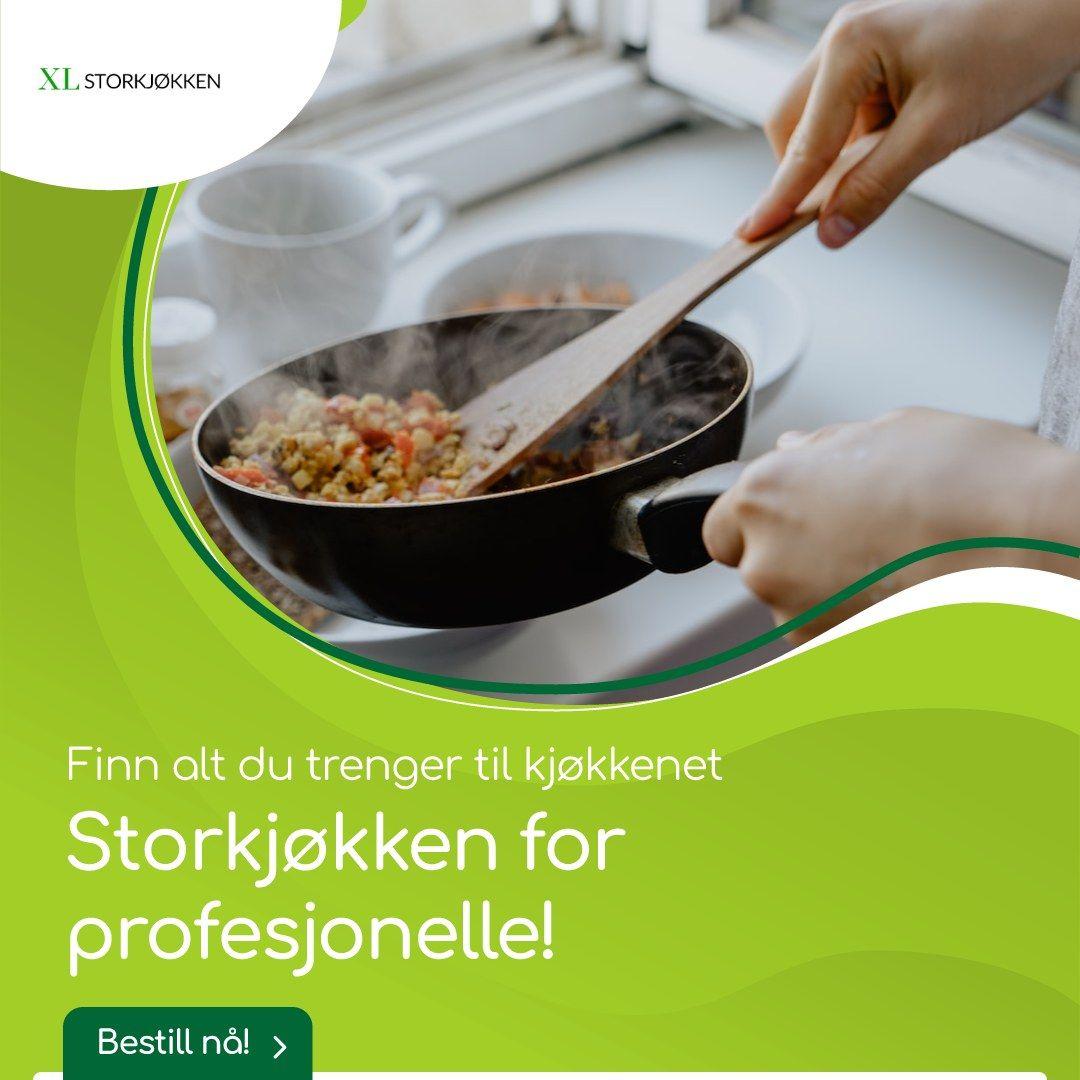 Hånd som rører i en stekepanne med grønnsaker, med tekst om profesjonelt kjøkkenutstyr.