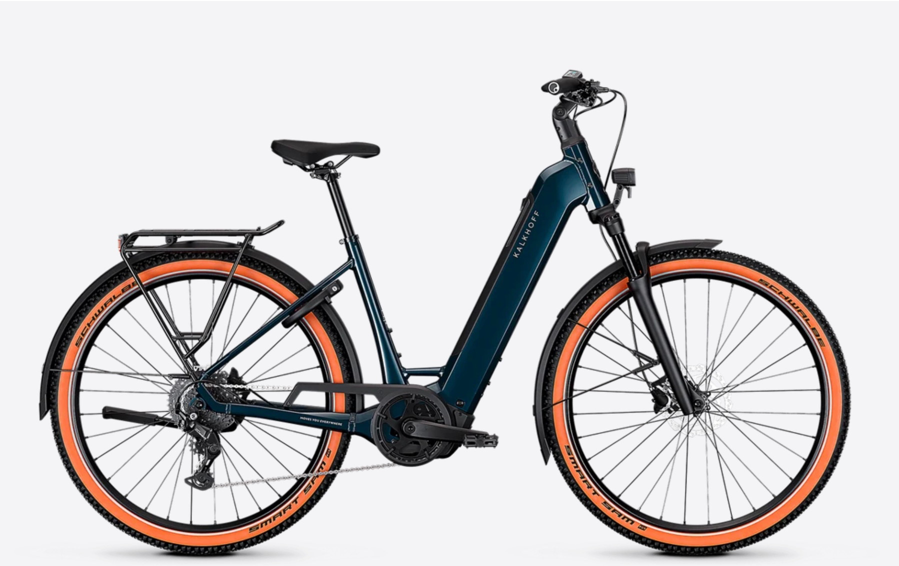 En elektrisk sykkel med lavt innsteg, blå ramme og oransje dekk, perfekt for bykjøring.