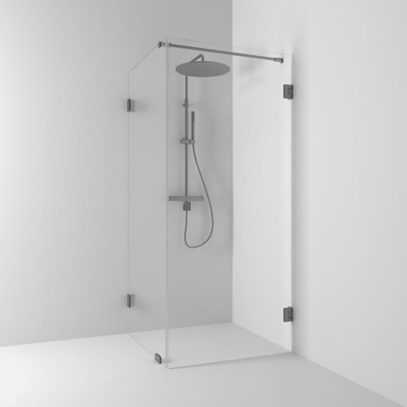 Dusjhjørne med klart glass og moderne dusjhode, plassert i et minimalistisk rom.