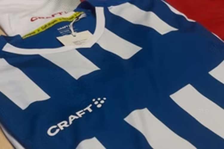 Blå og hvit fotballdrakt med striper og logoen til Craft på brystet.