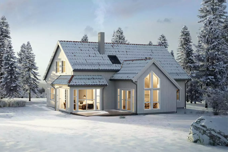 Moderne hytte i snødekt landskap med store vinduer og peis, omgitt av vintertrær.