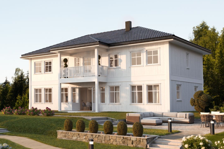 Moderne, hvitt hus med balkong, hage og sitteplasser i en solfylt hage.