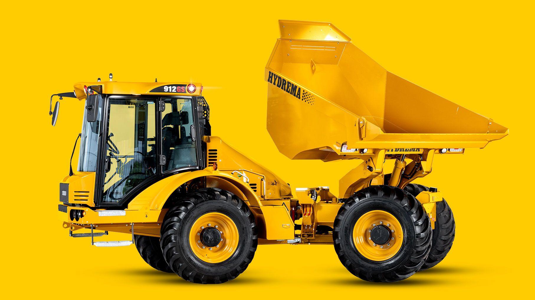 Gul dumper med store hjul og åpen lasteplan, plassert mot en gul bakgrunn.