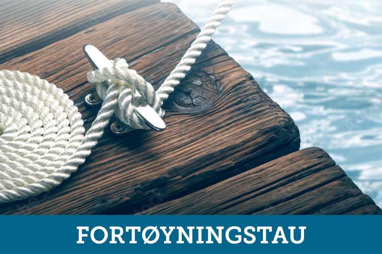 Fortøyningstau knyttet til en trebrygge med vann i bakgrunnen.