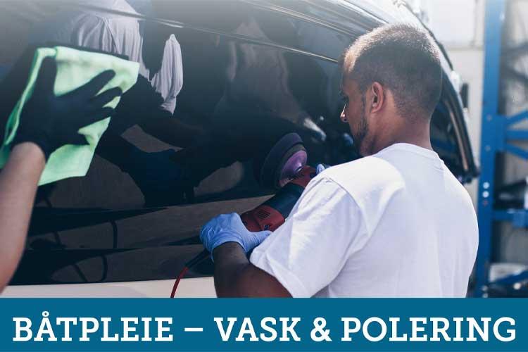 En person som vasker og polerer en båt med en poleringsmaskin i et verksted.