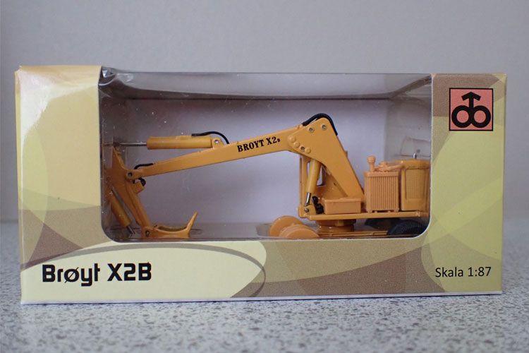 Modell av en gul Brøyt X2B gravemaskin i eske, skala 1:87.