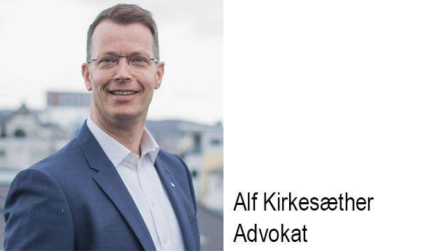 En smilende mann i dress står utendørs med en bybakgrunn, navnet "Alf Kirkesæther, Advokat" ved siden av.