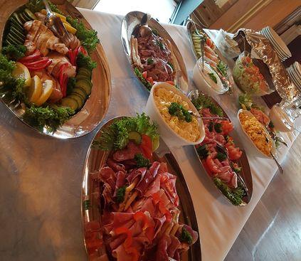 Et variert koldtbord med flere fat med kjøtt, fisk, grønnsaker og salater, dekorert med frisk persille.