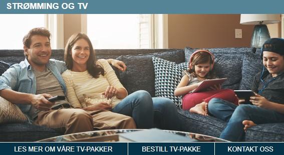 Familie som sitter på sofaen og ser på TV, med barn som bruker nettbrett og mobiltelefoner.